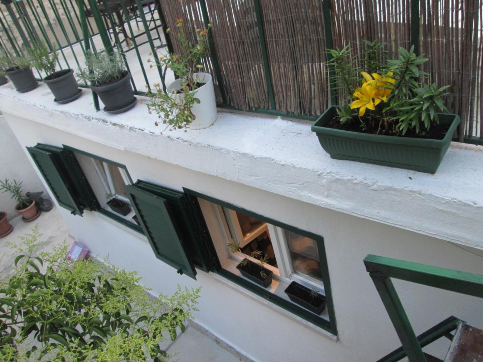 Varos Style Split Exterior photo